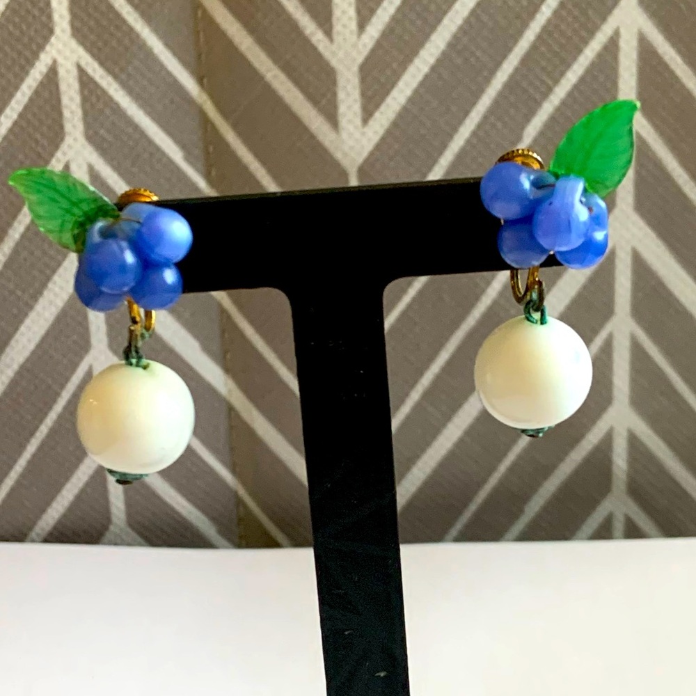 milk glass vintage screw backs - Picture 3 of 8